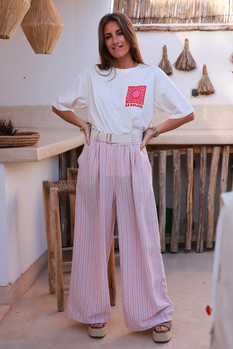 Pantalon fluide large rose pâle rayures blanches taille élastique et ceinture écru