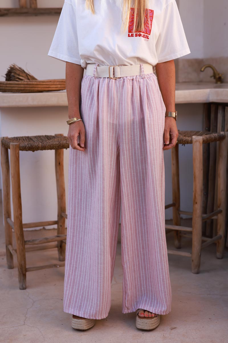 Pantalon fluide large rose pâle rayures blanches taille élastique et ceinture écru