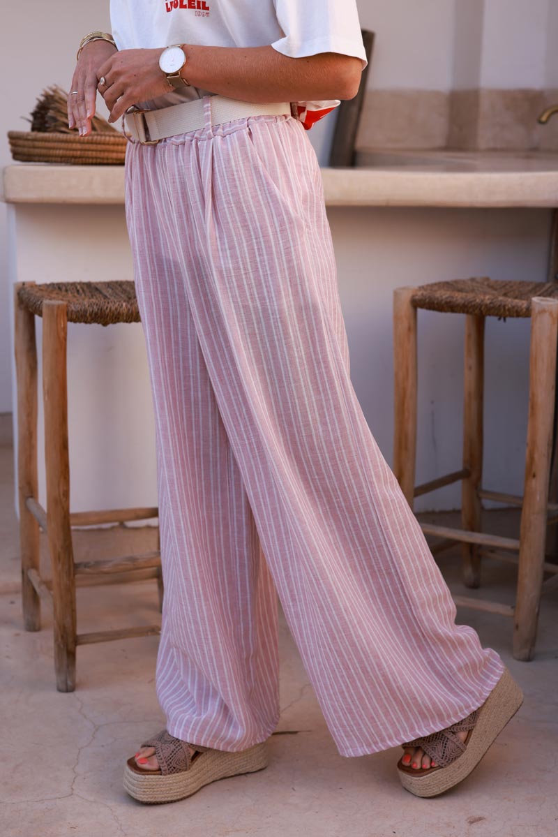 Pantalon fluide large rose pâle rayures blanches taille élastique et ceinture écru