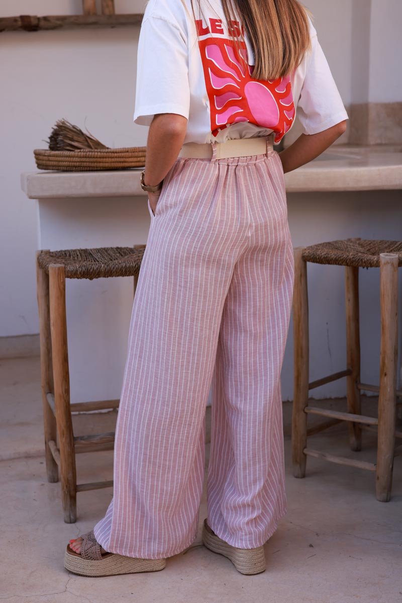 Pantalon fluide large rose pâle rayures blanches taille élastique et ceinture écru