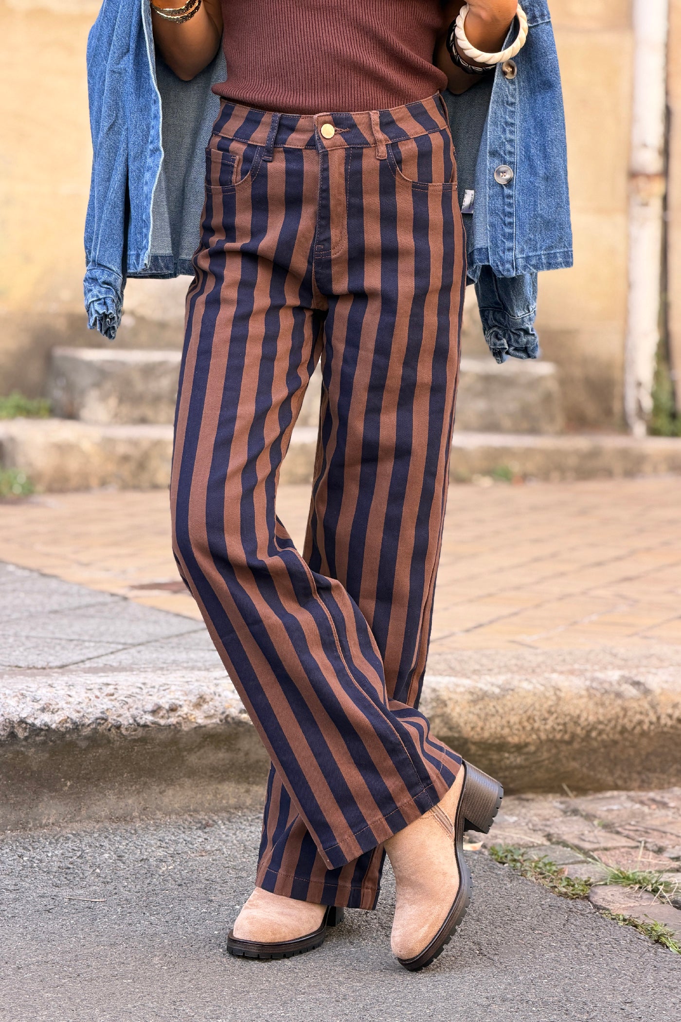 Pantalon jean rayures verticales marron et bleu marine wide leg