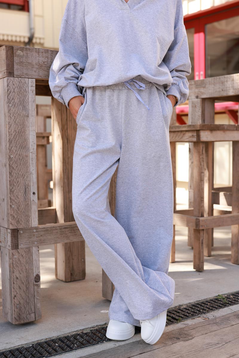 Pantalon jogging large gris chiné élastique avec froufrou et cordon rayures bleues