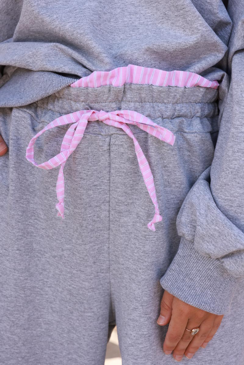 Pantalon jogging large gris chiné élastique avec froufrou et cordon rayures roses
