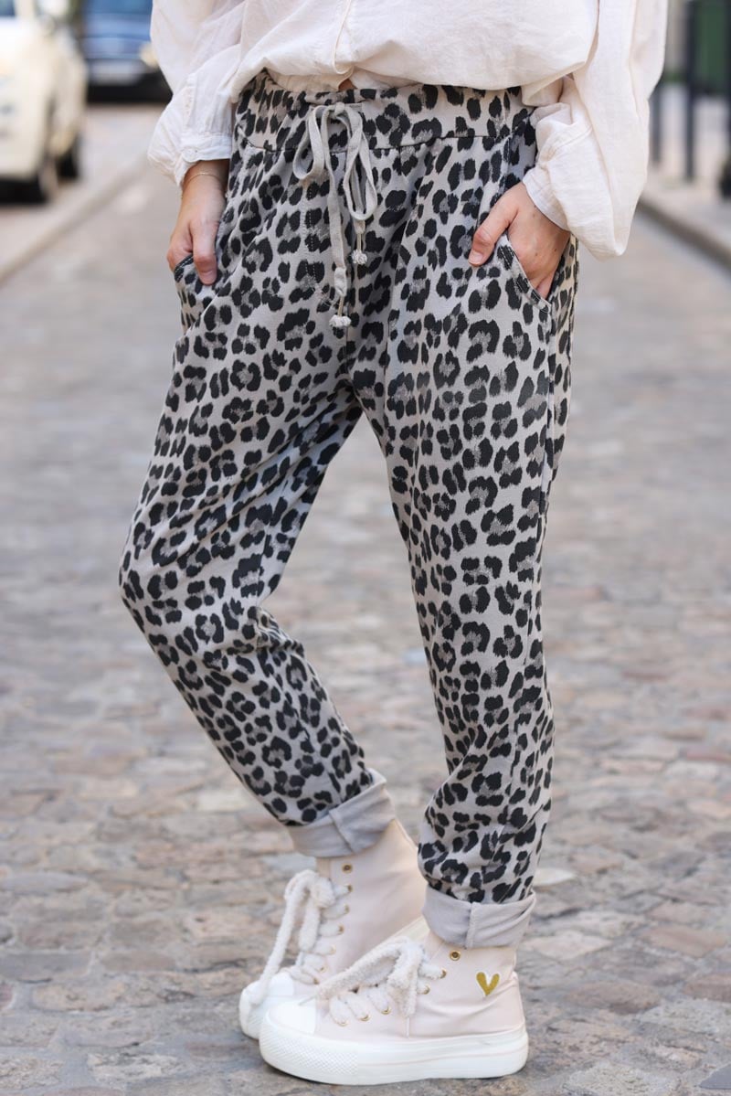 Pantalon jogging loose imprime leopard beige d049 (1)