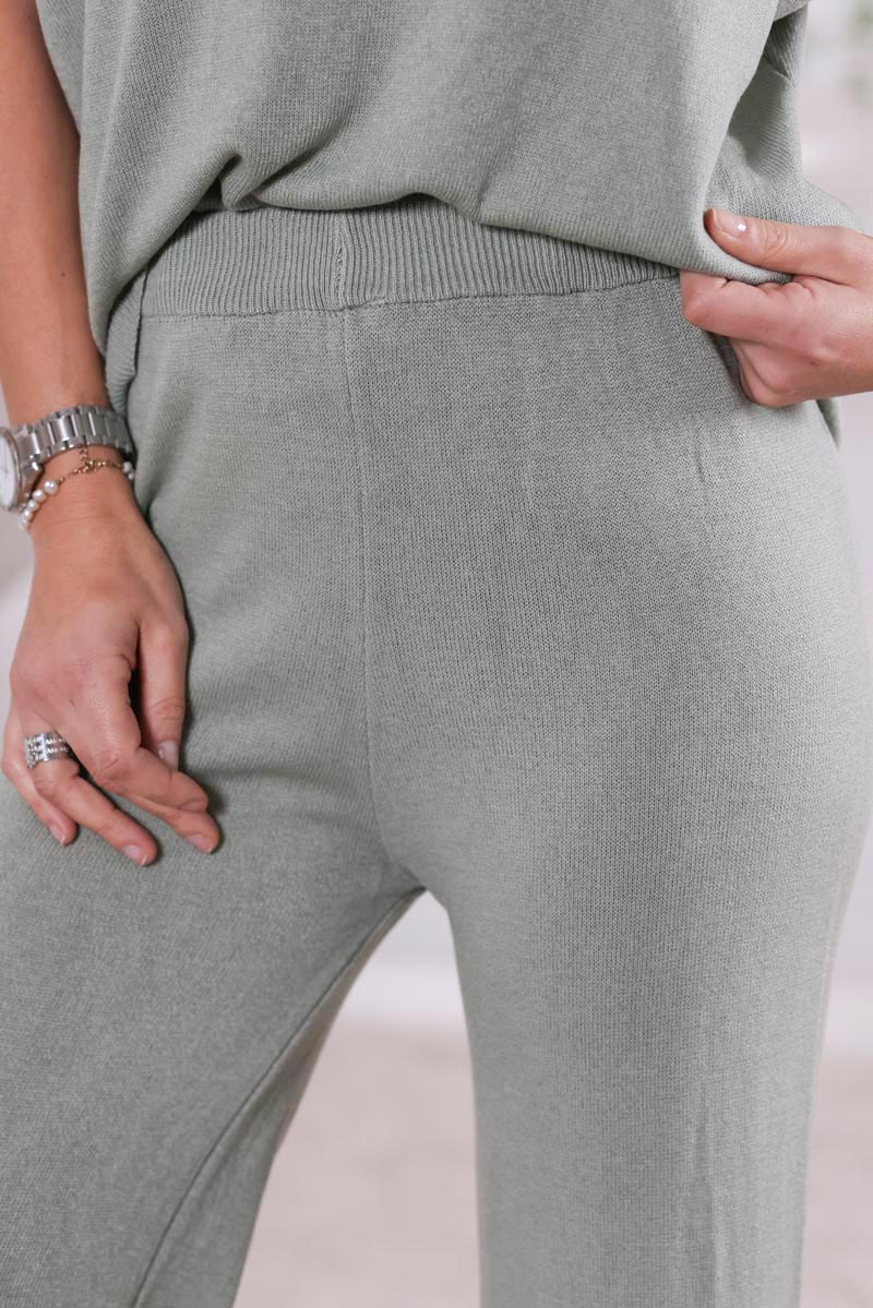 Pantalon kaki confort et fluide en petite maille toute douce H025 (1)