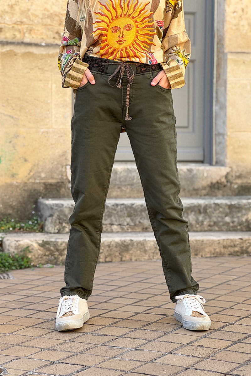 Pantalon kaki coupe slim stretch ceinture élastique léopard brillant