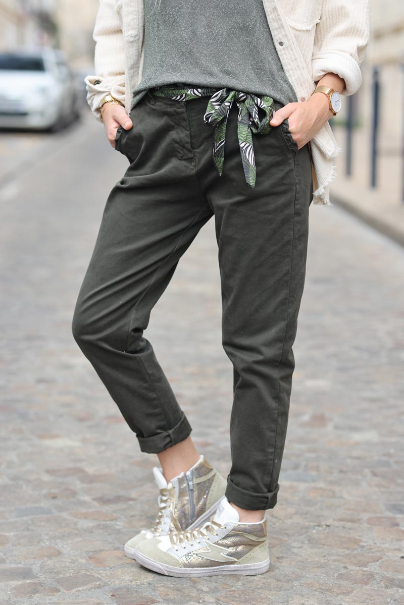 Pantalon kaki en toile coupe chino ceinture foulard g218 (1)