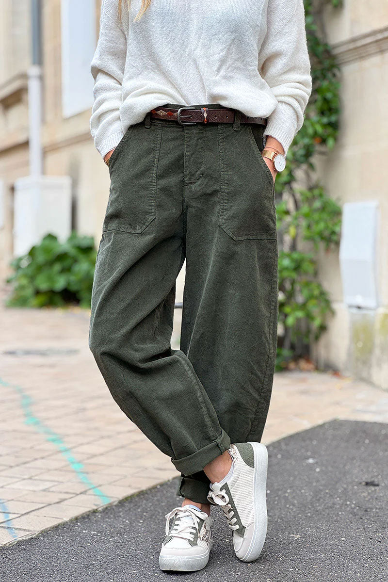 Pantalón de pana color caqui de corte globo con cinturón bordado azteca