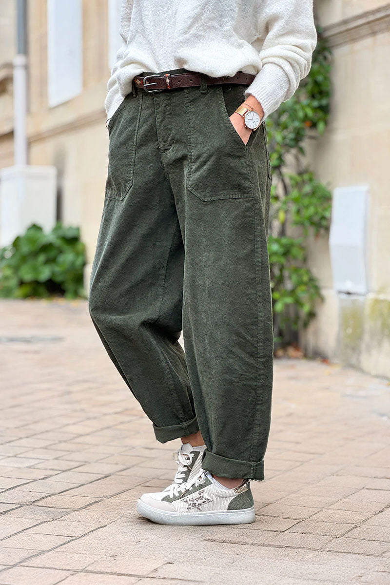 Pantalón de pana color caqui de corte globo con cinturón bordado azteca