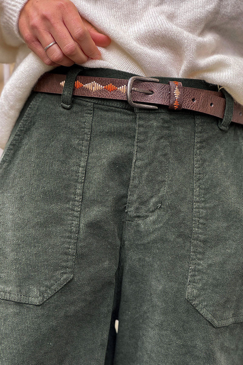 Pantalón de pana color caqui de corte globo con cinturón bordado azteca