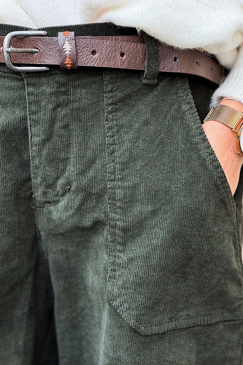 Pantalón de pana color caqui de corte globo con cinturón bordado azteca