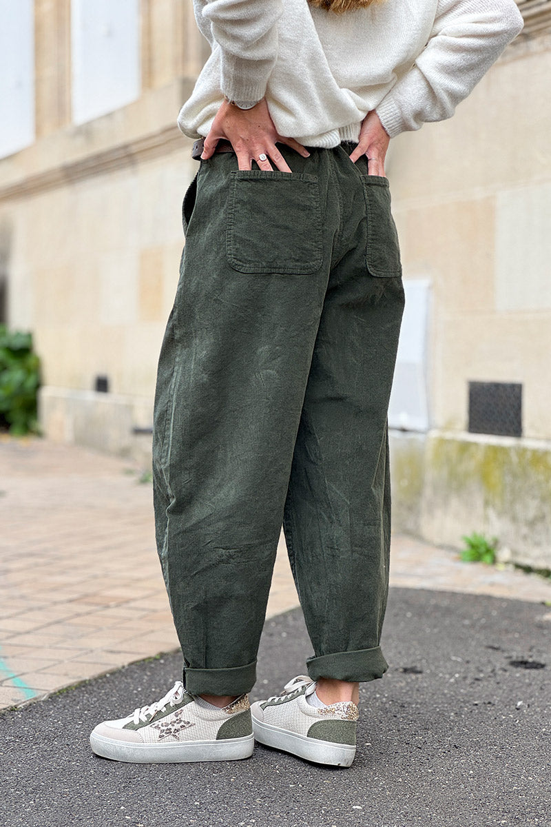 Pantalón de pana color caqui de corte globo con cinturón bordado azteca