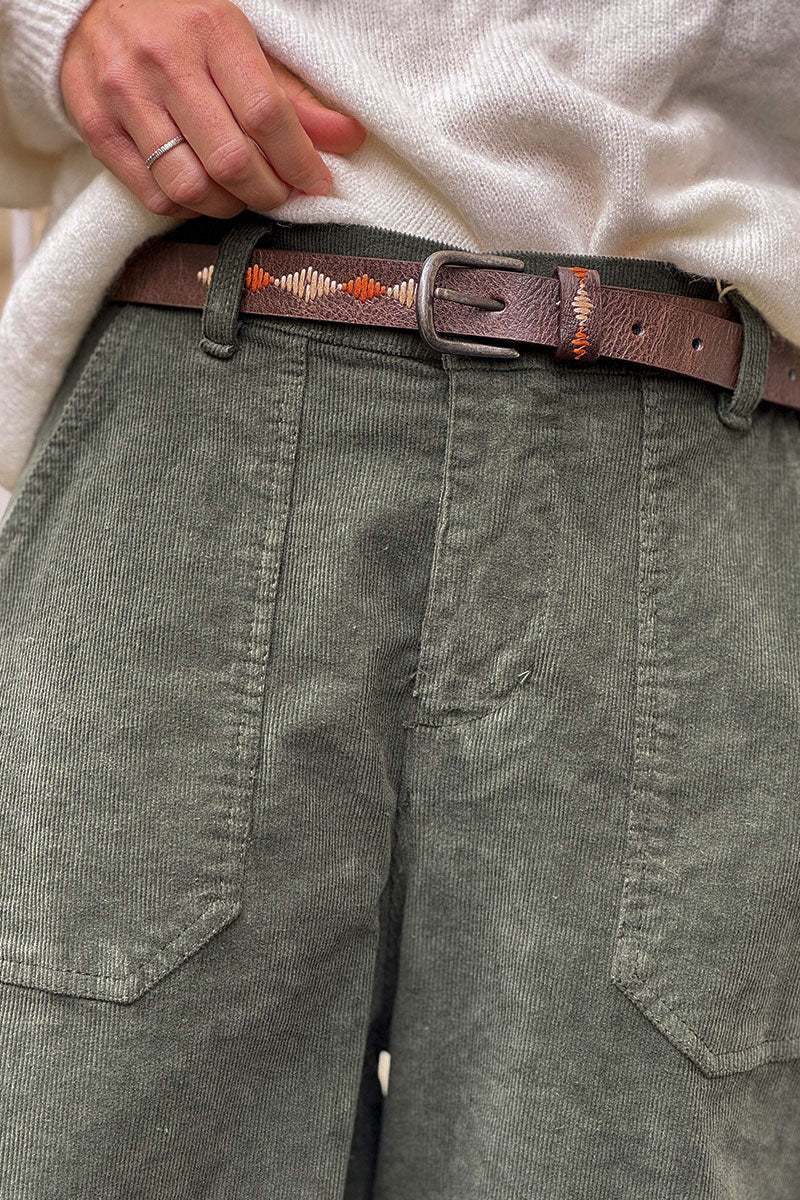 Pantalon kaki en velours côtelé coupe ballon avec ceinture broderie aztèque