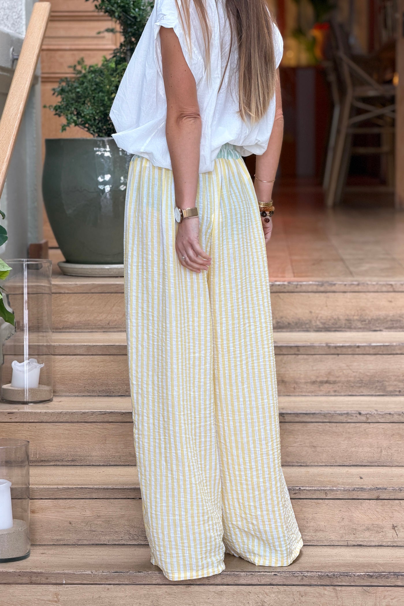 Pantalon large et fluide à rayures jaunes poches broderie soleil et cœur
