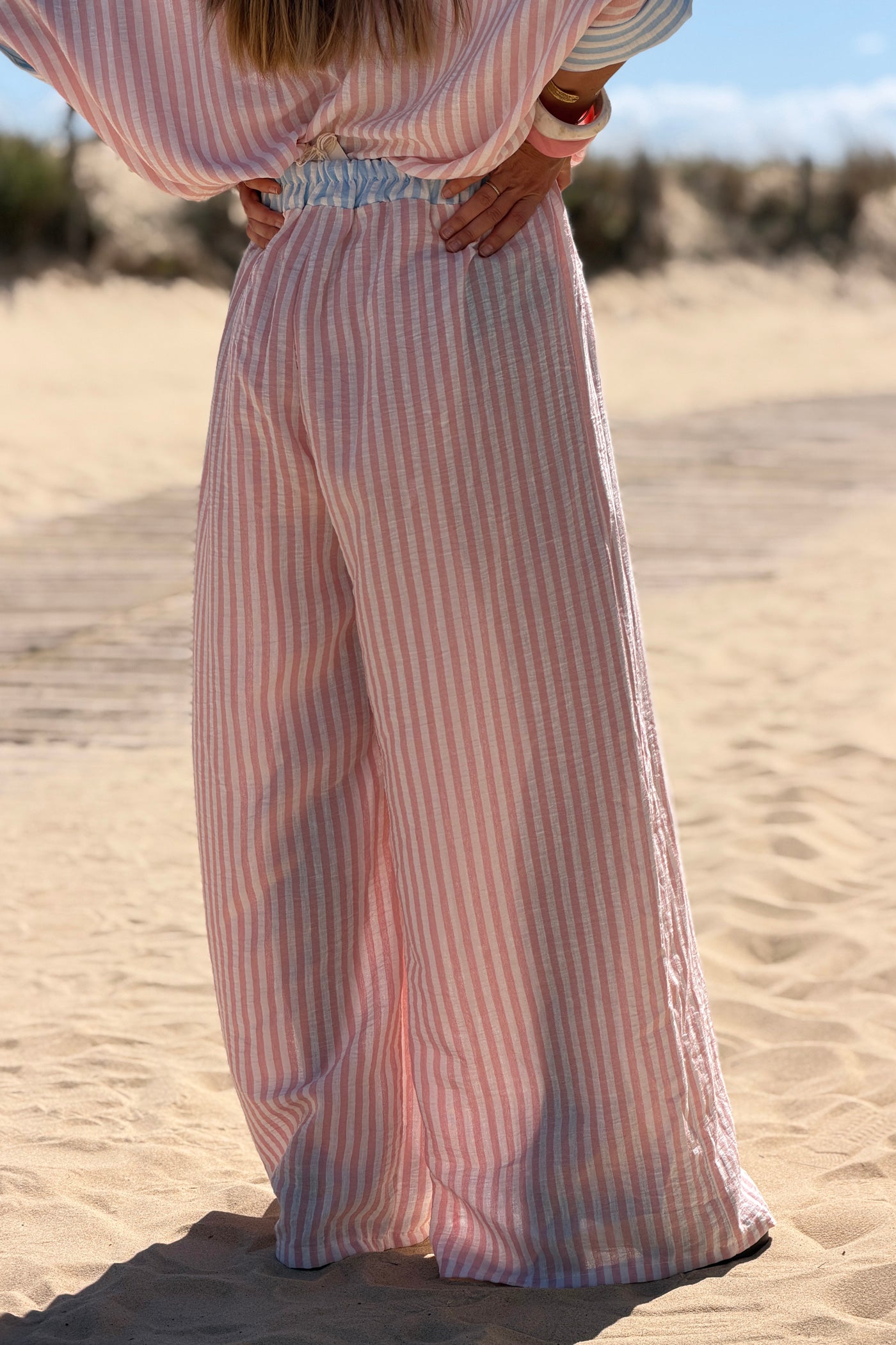Pantalon large et fluide à rayures rose poches broderie soleil et cœur