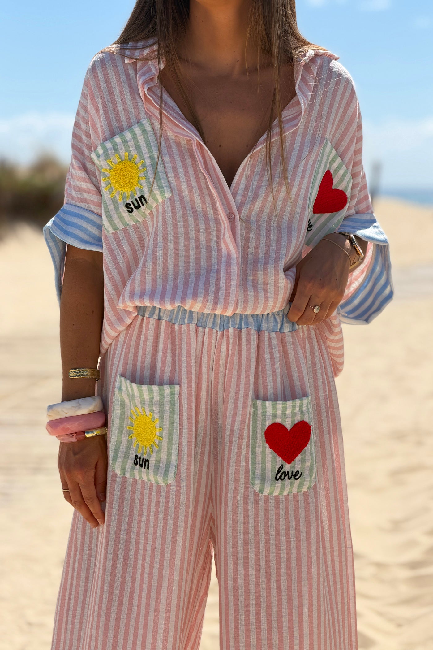 Pantalon large et fluide à rayures rose poches broderie soleil et cœur