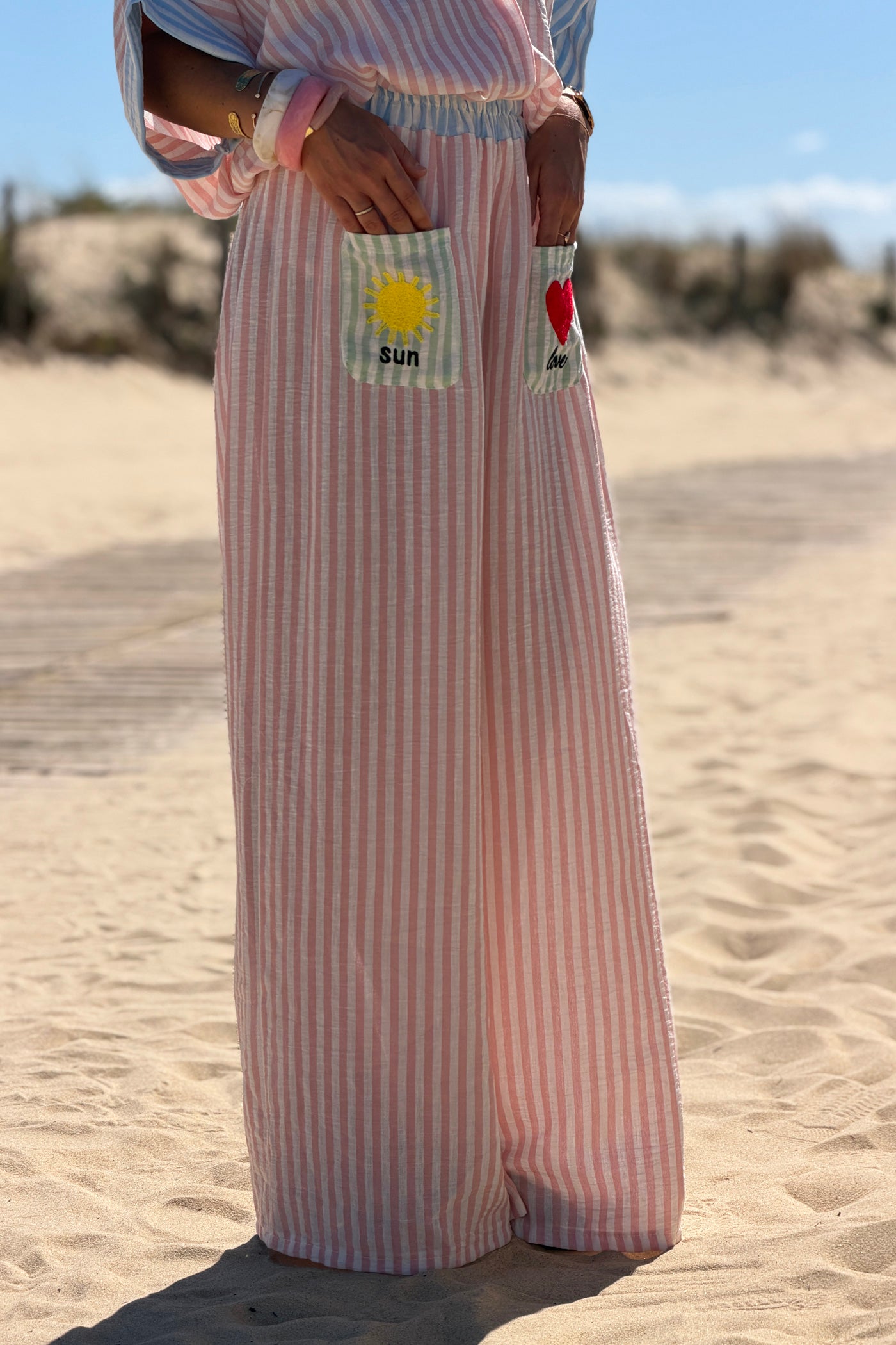 Pantalon large et fluide à rayures rose poches broderie soleil et cœur