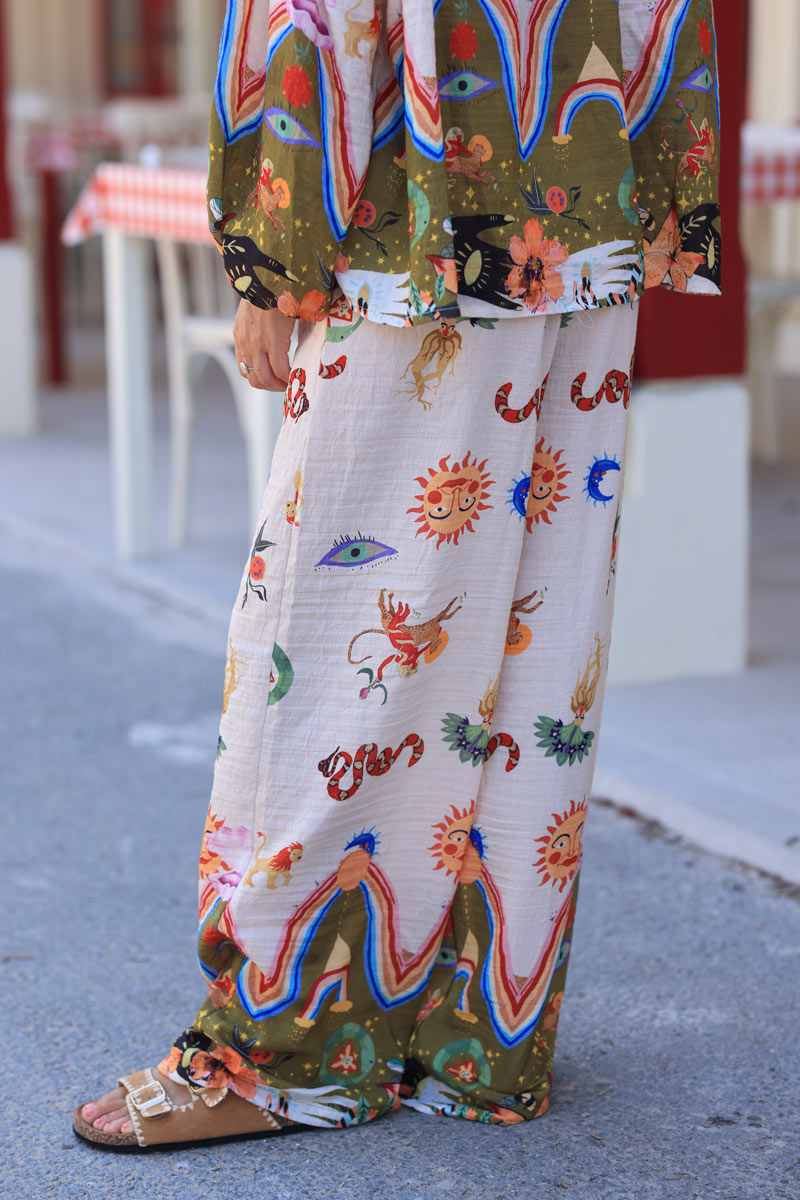 Pantalon large souple écru et kaki dessins symboles et zodiaques colorés