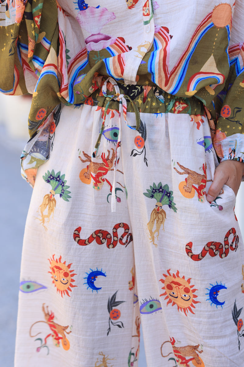 Pantalon large souple écru et kaki dessins symboles et zodiaques colorés