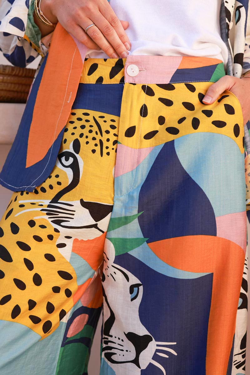 Pantalones ligeros de pierna ancha con gráficos coloridos y estampado de leopardo.