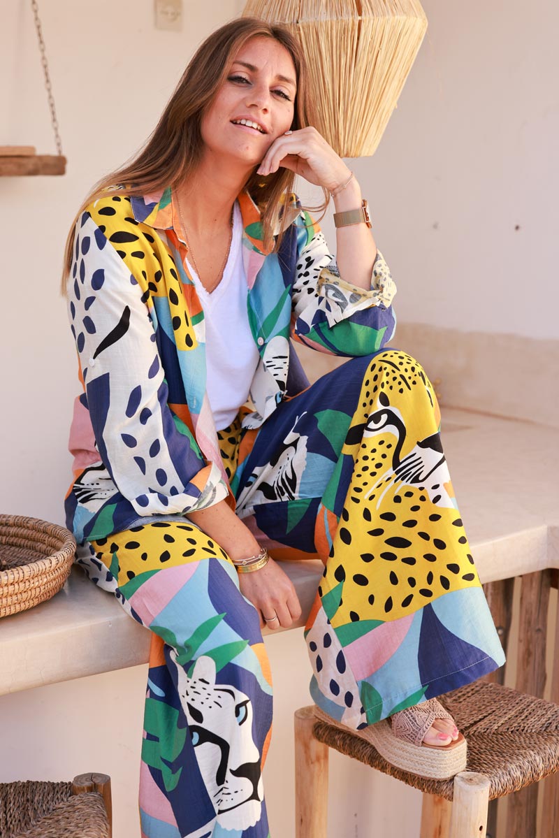 Pantalones ligeros de pierna ancha con gráficos coloridos y estampado de leopardo.