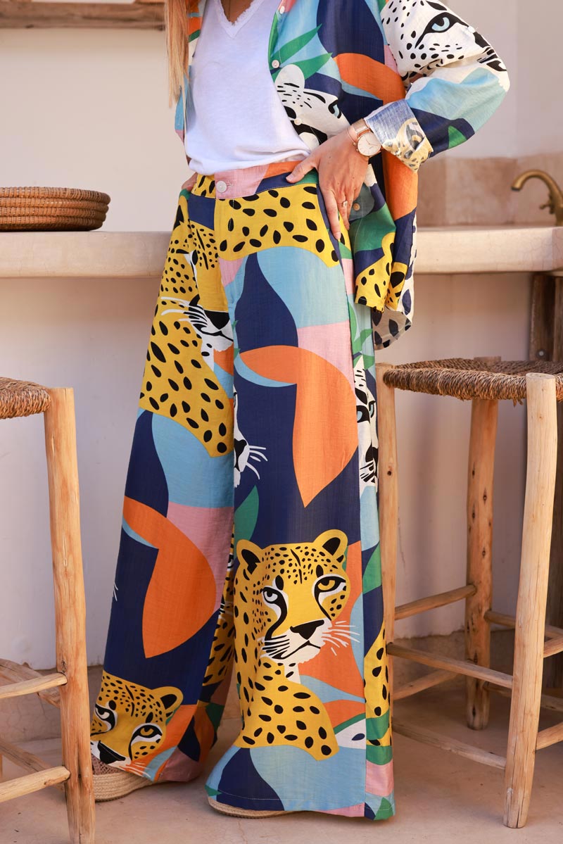 Pantalones ligeros de pierna ancha con gráficos coloridos y estampado de leopardo.