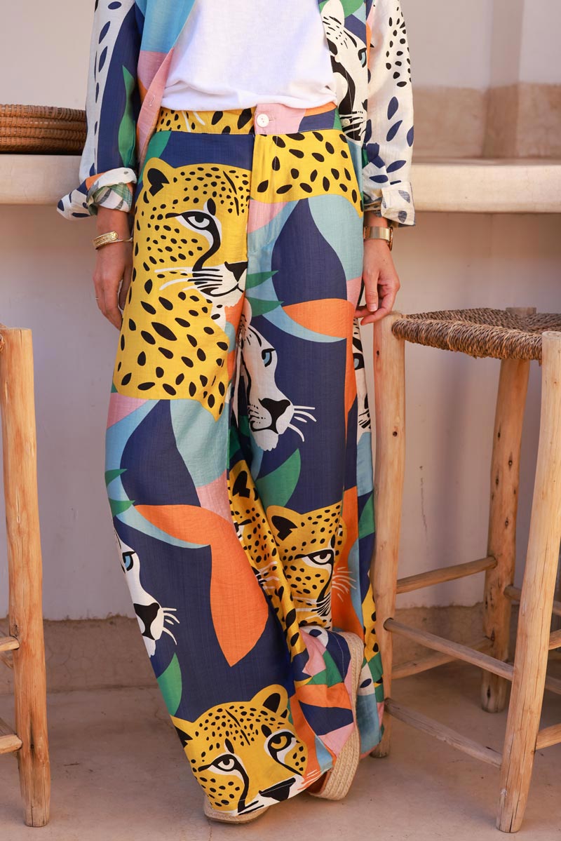 Pantalones ligeros de pierna ancha con gráficos coloridos y estampado de leopardo.
