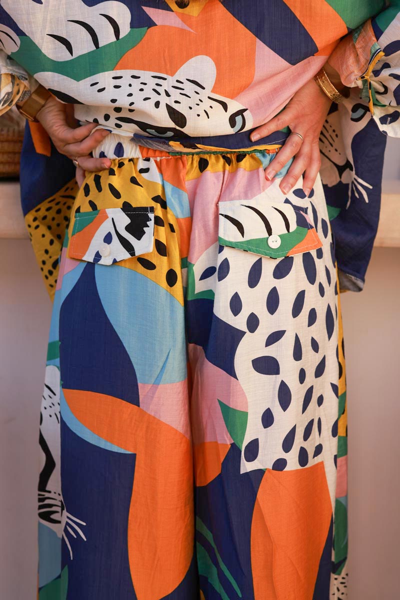 Pantalones ligeros de pierna ancha con gráficos coloridos y estampado de leopardo.