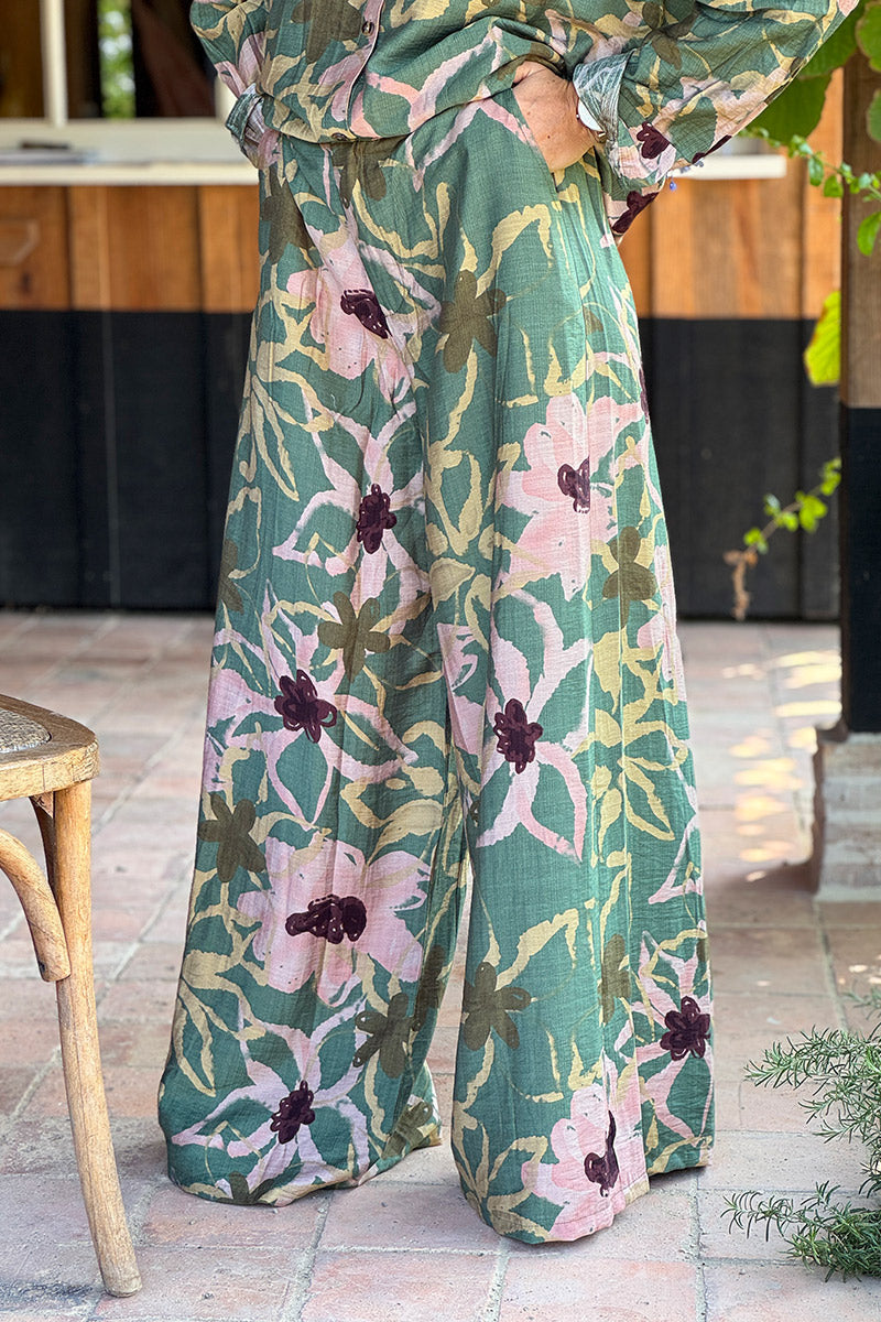 Pantalon souple vert kaki coupe wide leg avec boutons et zip motifs peinture fleurs