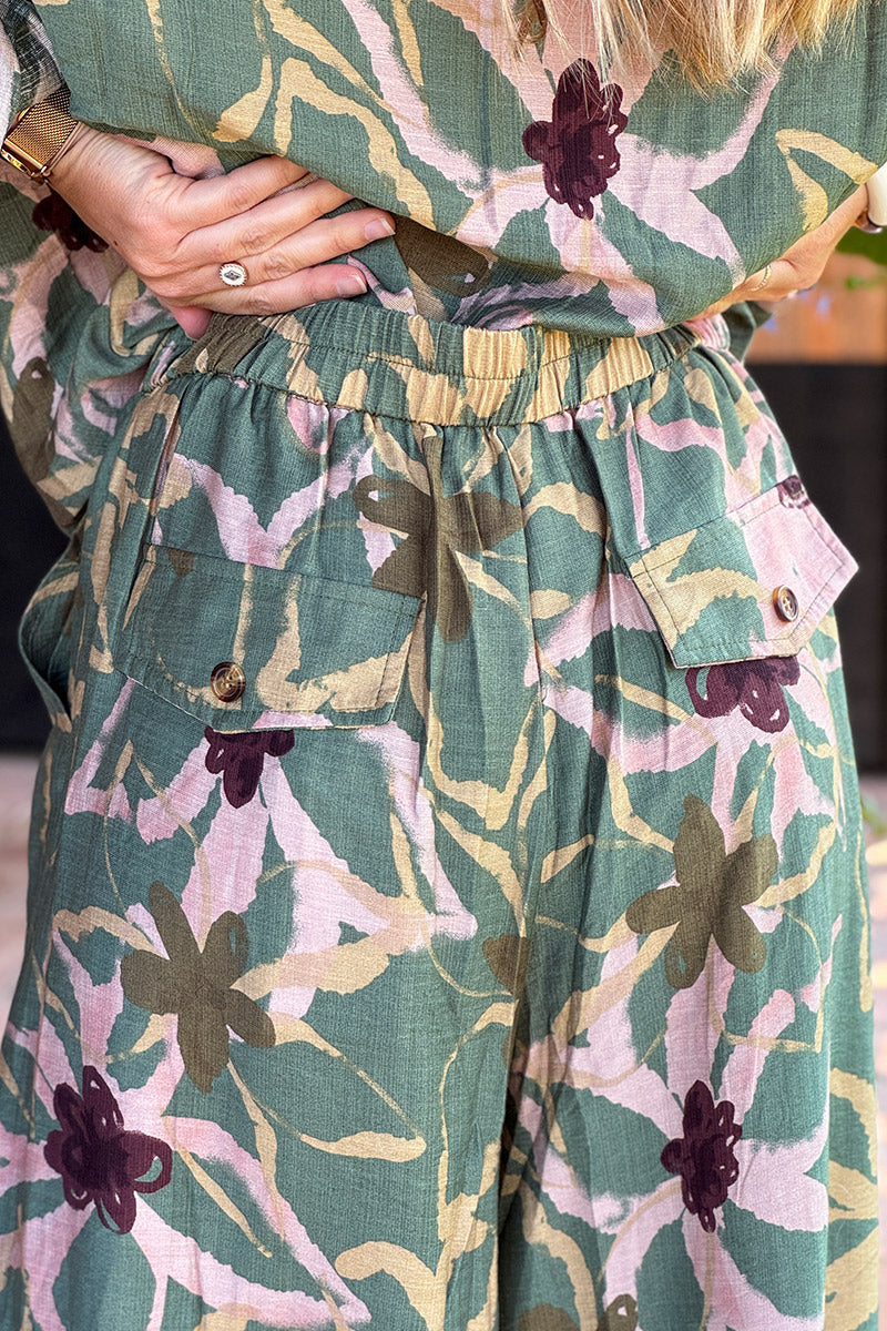 Pantalon souple vert kaki coupe wide leg avec boutons et zip motifs peinture fleurs