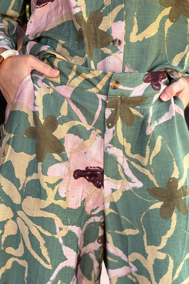 Pantalon souple vert kaki coupe wide leg avec boutons et zip motifs peinture fleurs