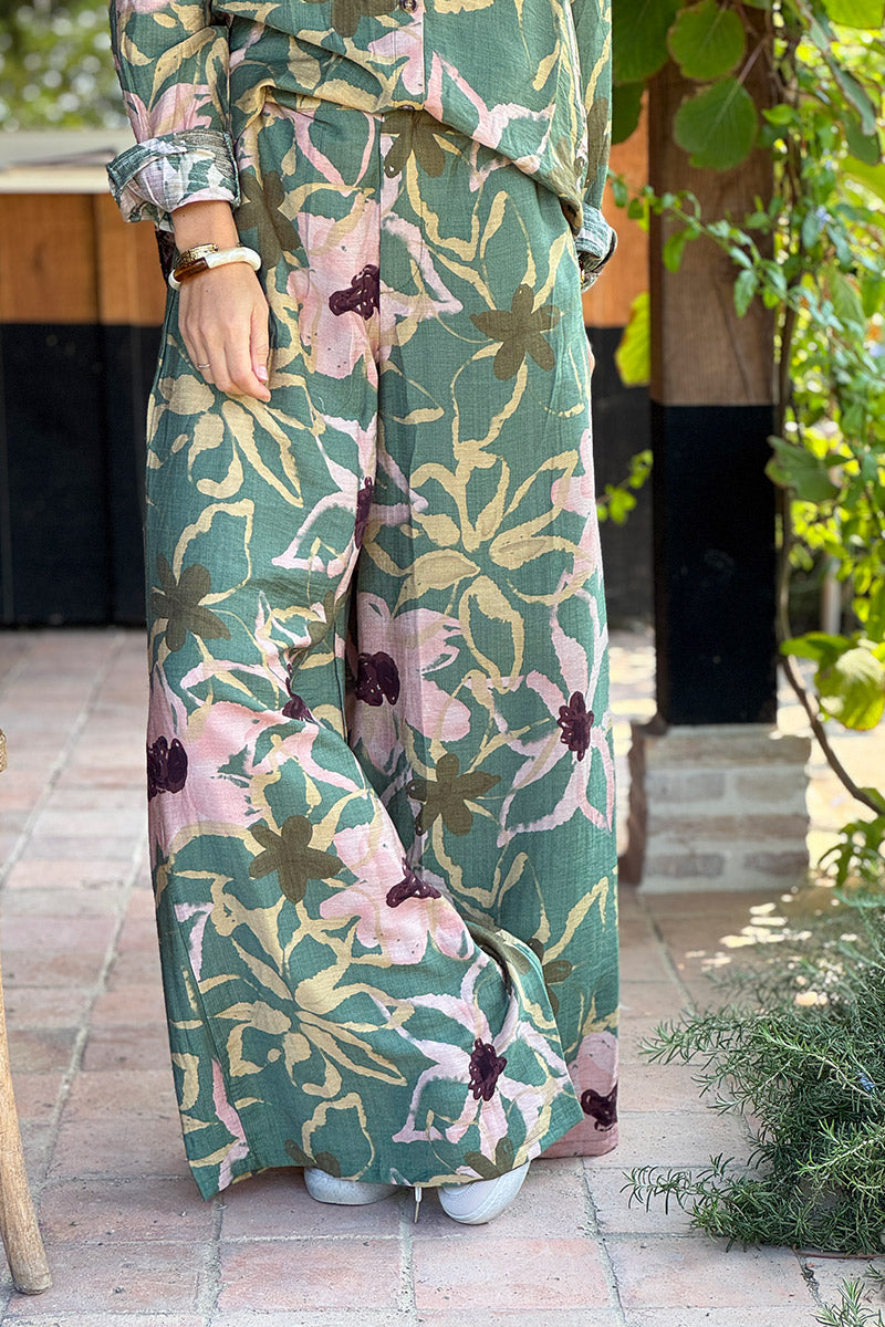 Pantalon souple vert kaki coupe wide leg avec boutons et zip motifs peinture fleurs
