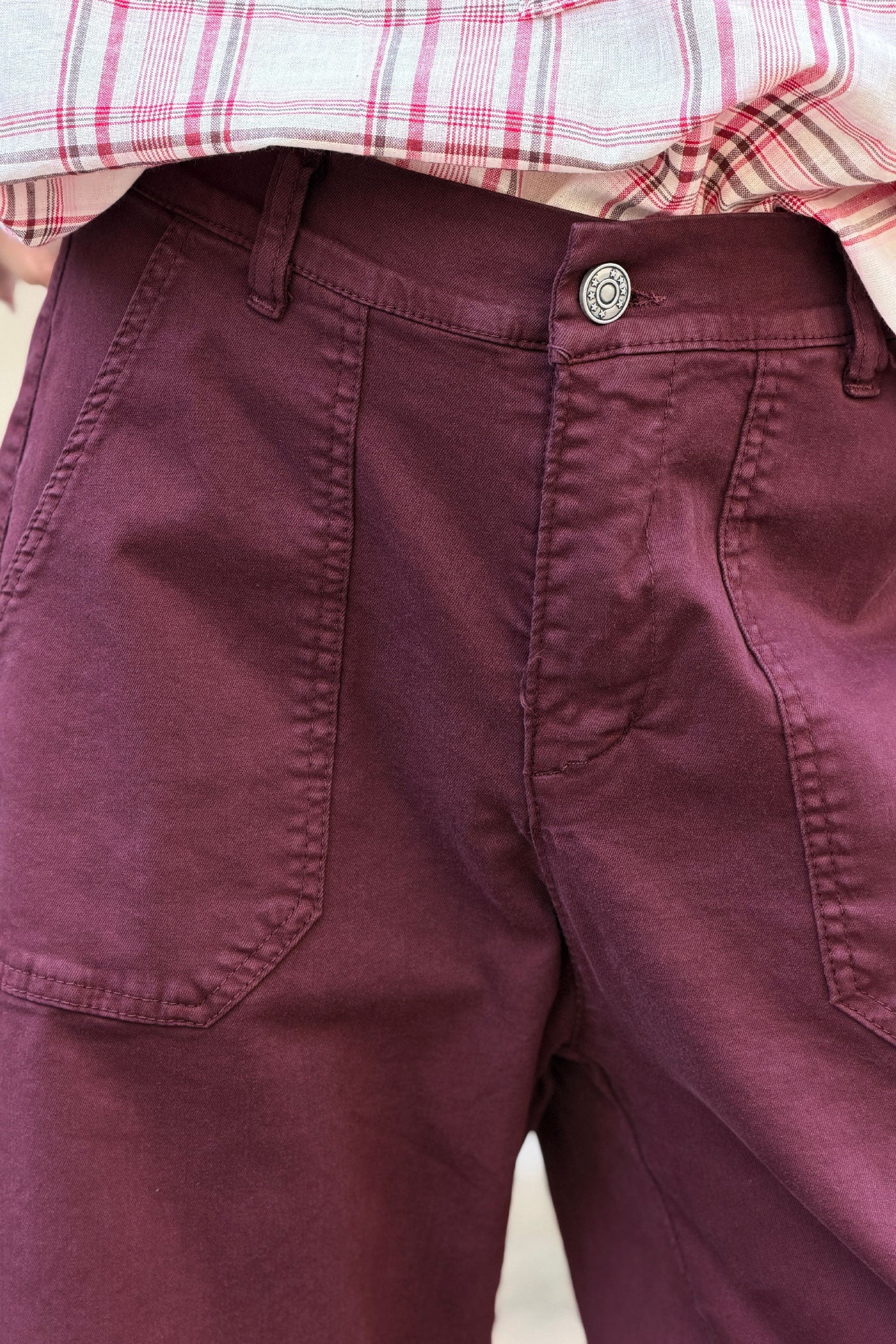 Pantalon stretch aubergine coupe barrel grandes poches