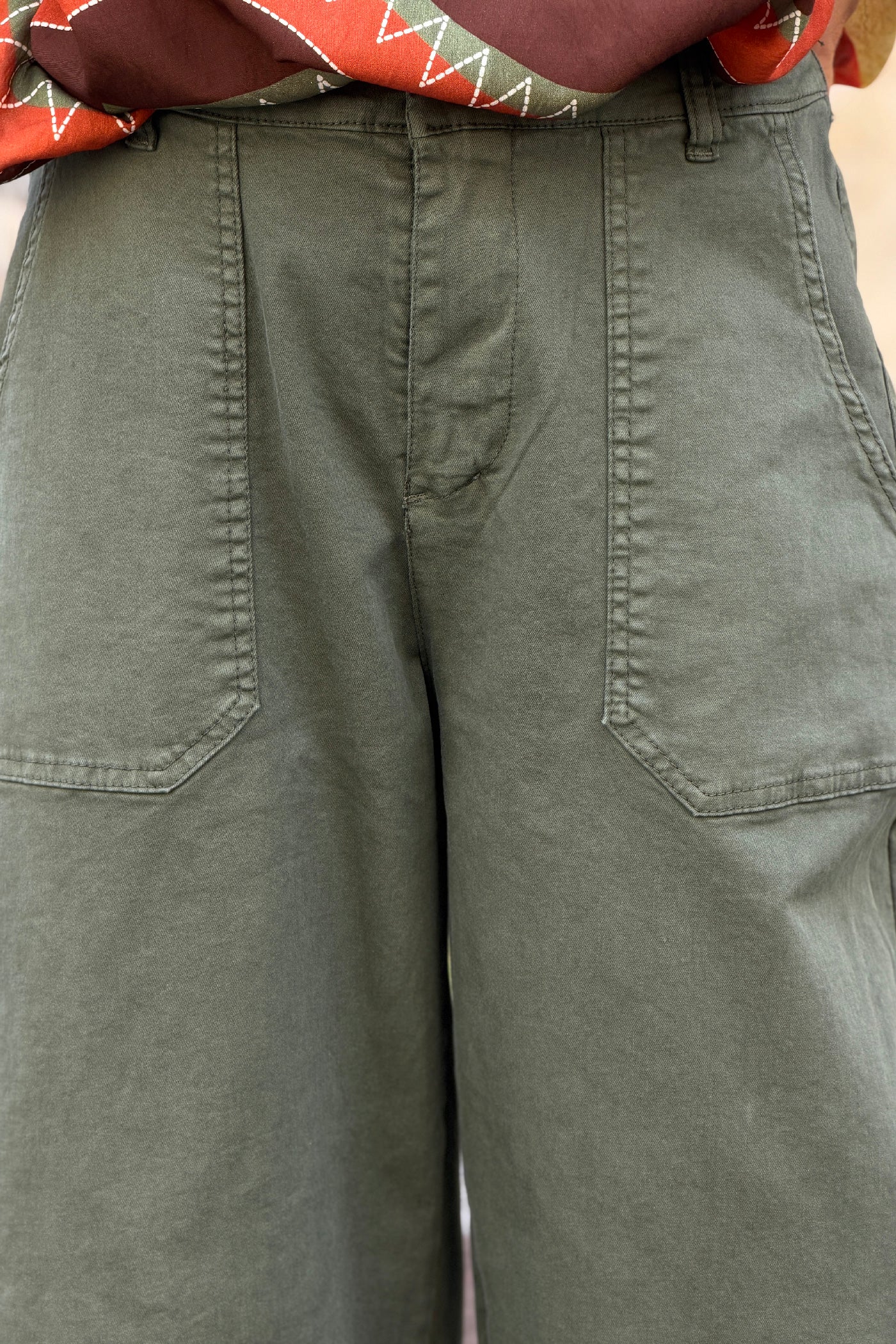 Pantalon stretch kaki coupe barrel grandes poches