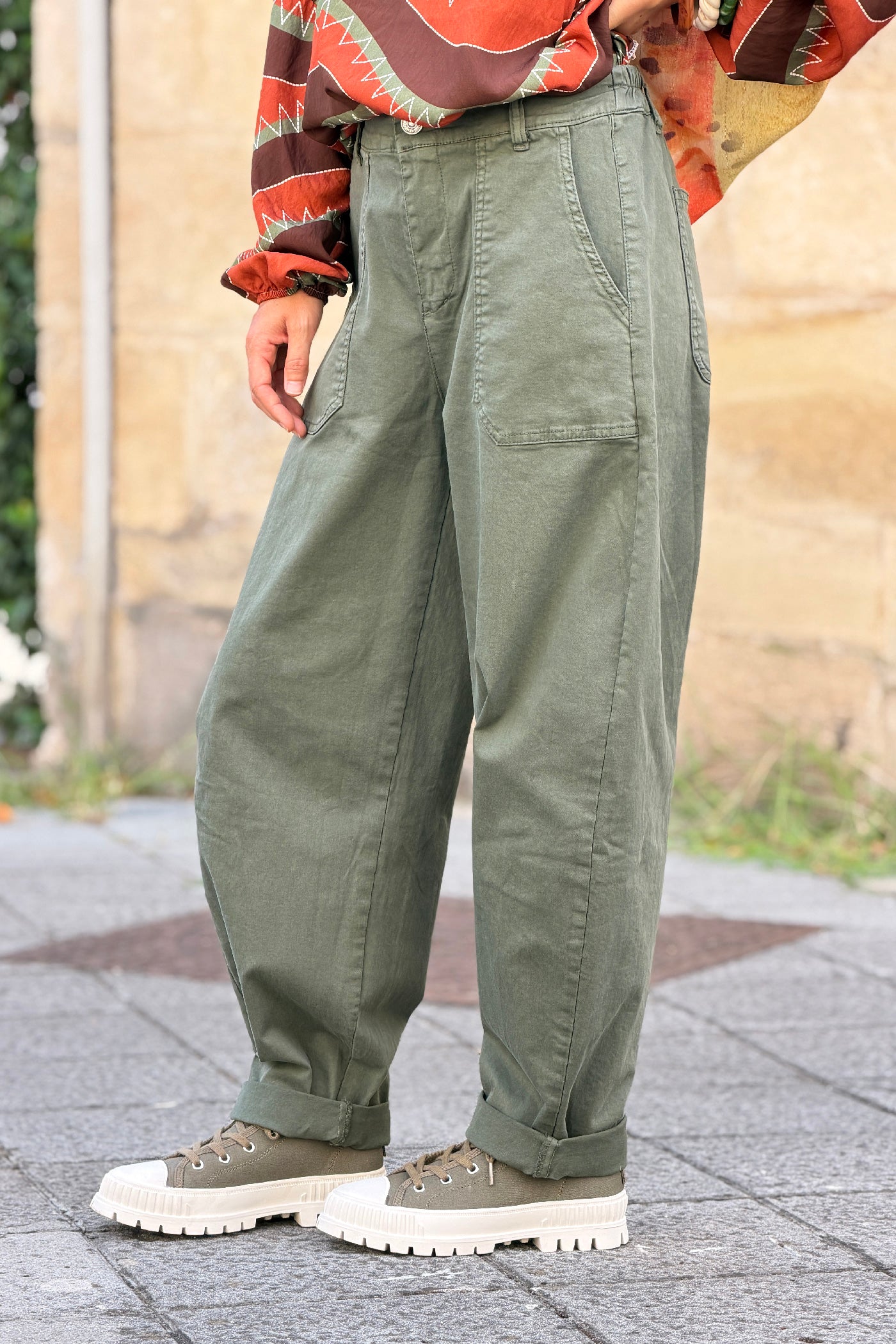 Pantalon stretch kaki coupe barrel grandes poches