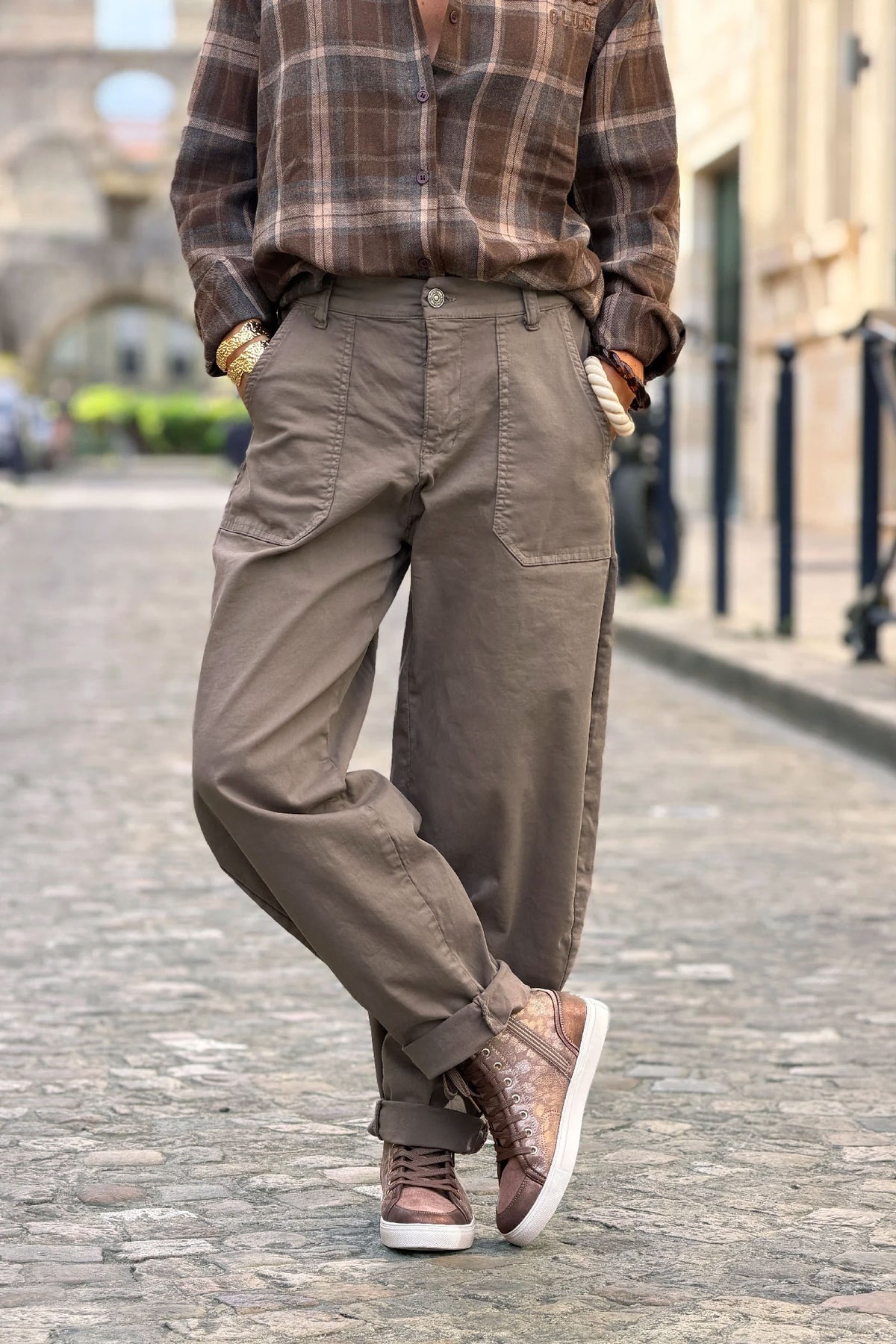 Pantalon stretch marron taupe coupe barrel grandes poches