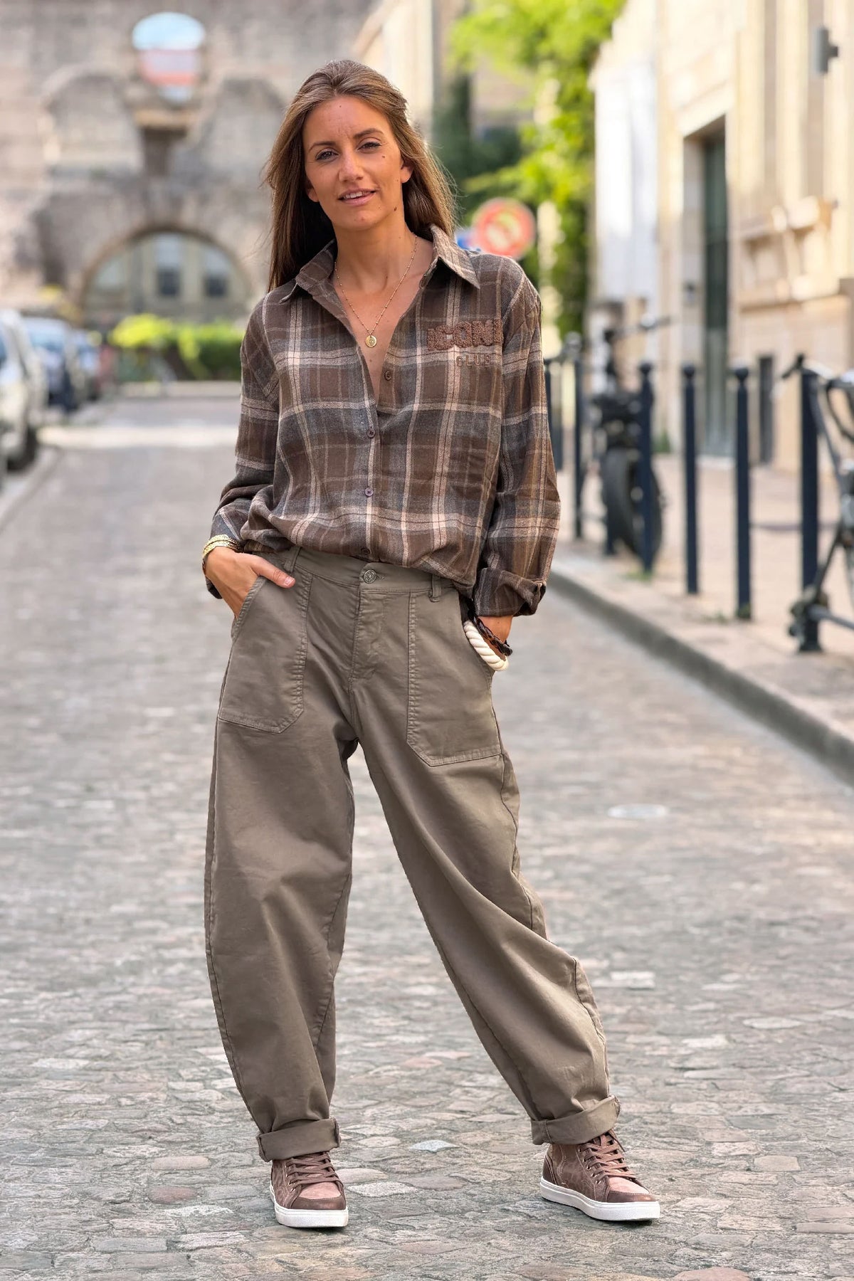 Pantalon stretch marron taupe coupe barrel grandes poches