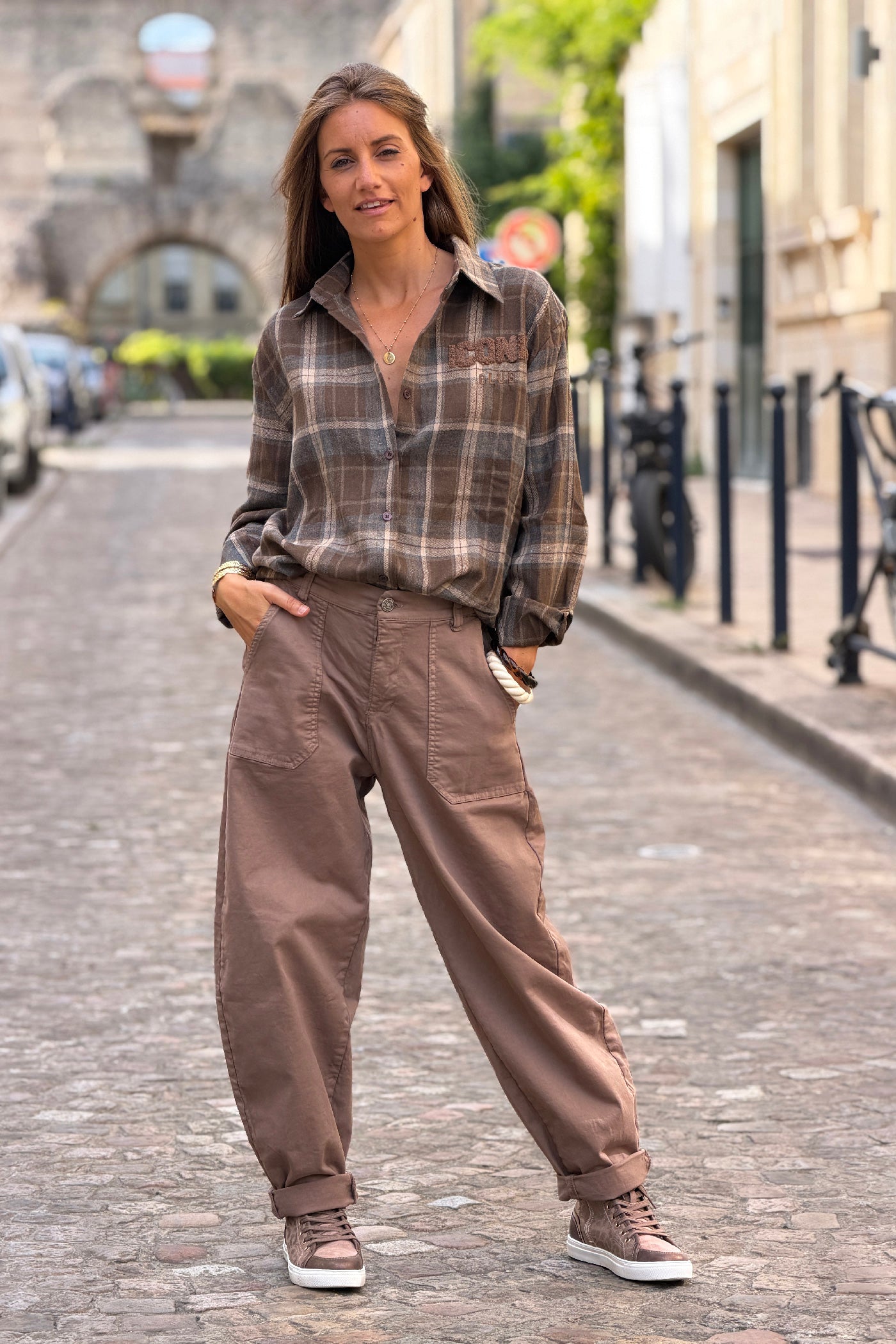 Pantalon stretch marron taupe coupe barrel grandes poches