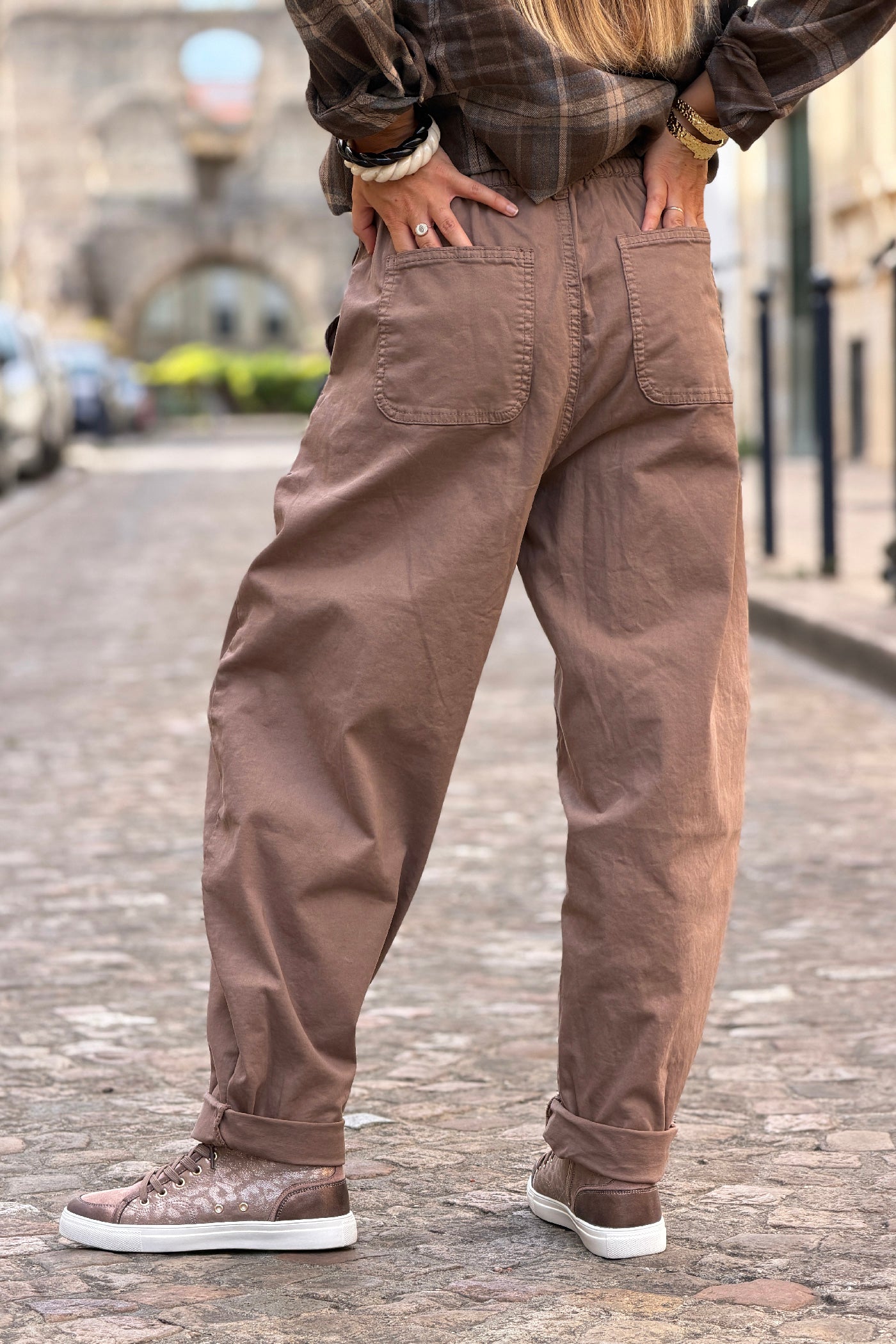 Pantalon stretch marron taupe coupe barrel grandes poches