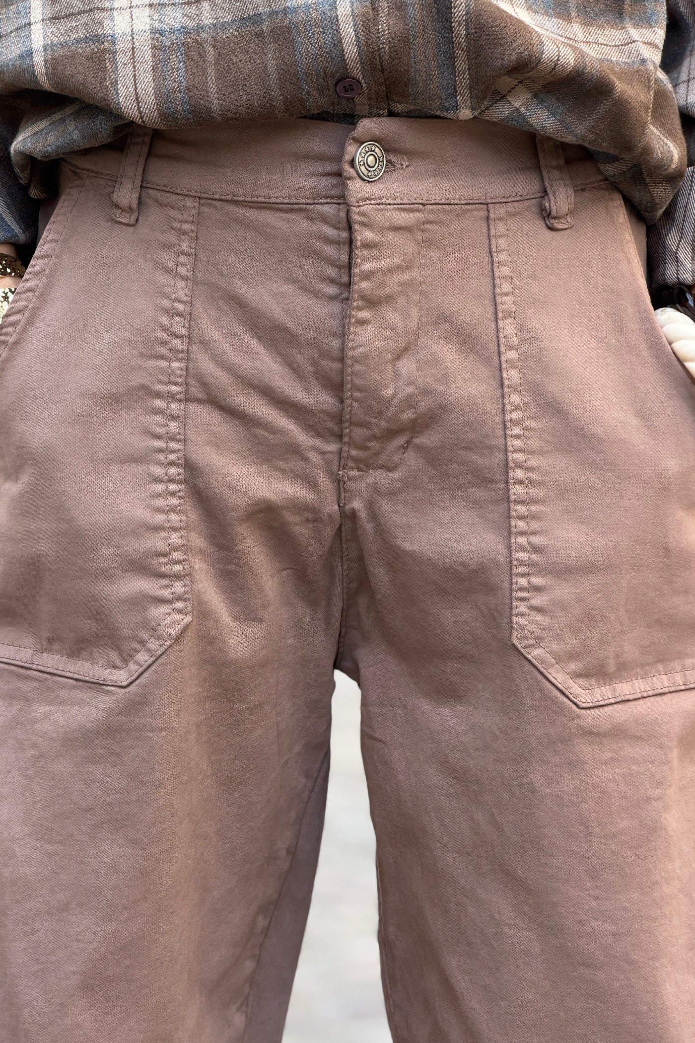 Pantalon stretch marron taupe coupe barrel grandes poches