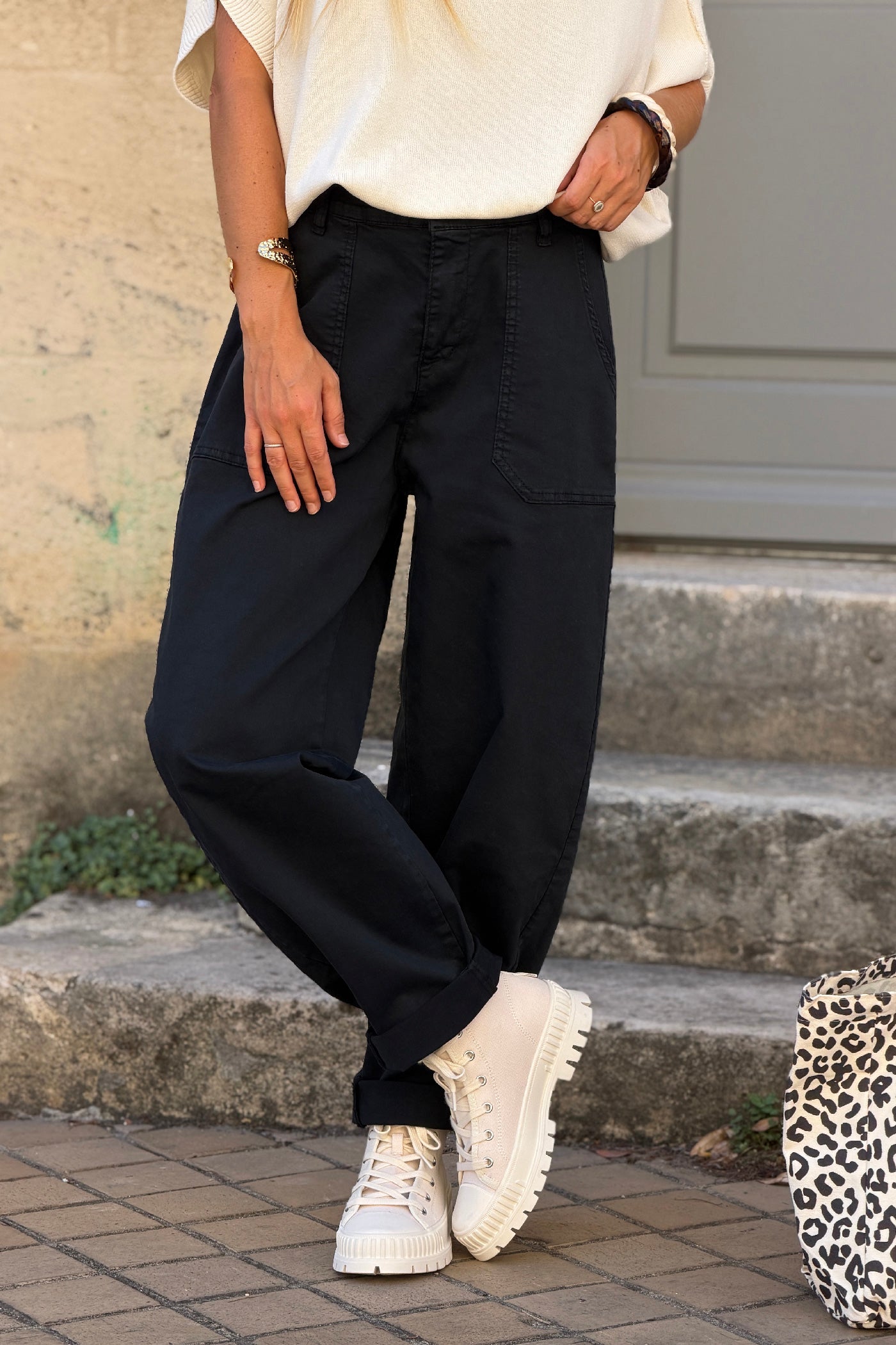 Pantalon stretch noir coupe barrel grandes poches