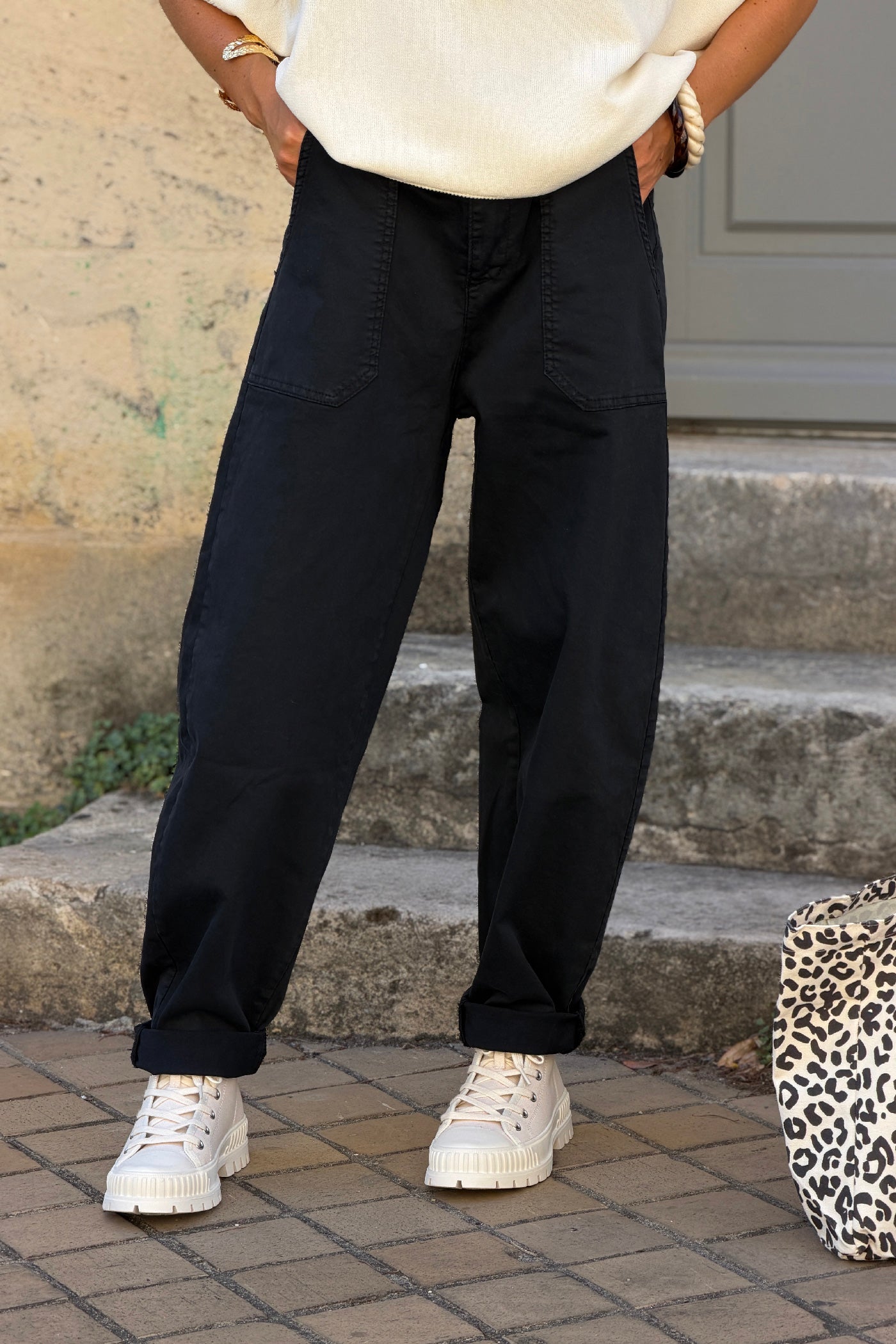 Pantalon stretch noir coupe barrel grandes poches