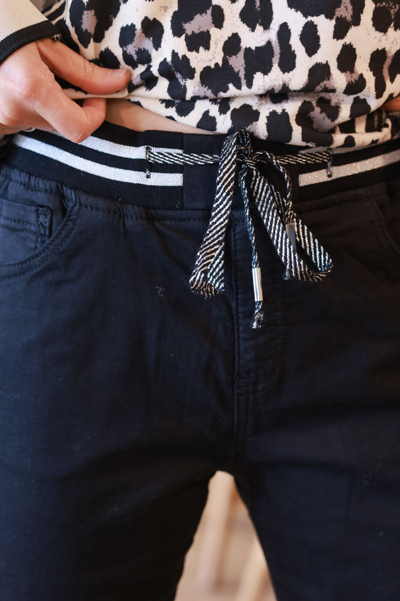 Pantalon noir en toile stretch ceinture élastique rayée brillante