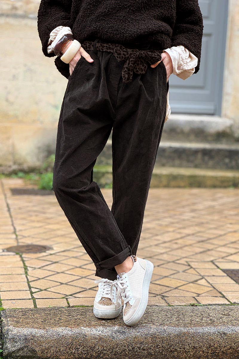Pantalon en velours côtelé marron à taille élastique et ceinture léopard