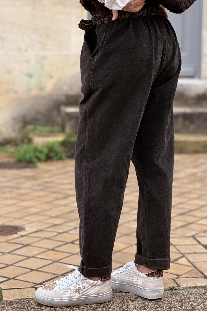 Pantalon en velours côtelé marron à taille élastique et ceinture léopard