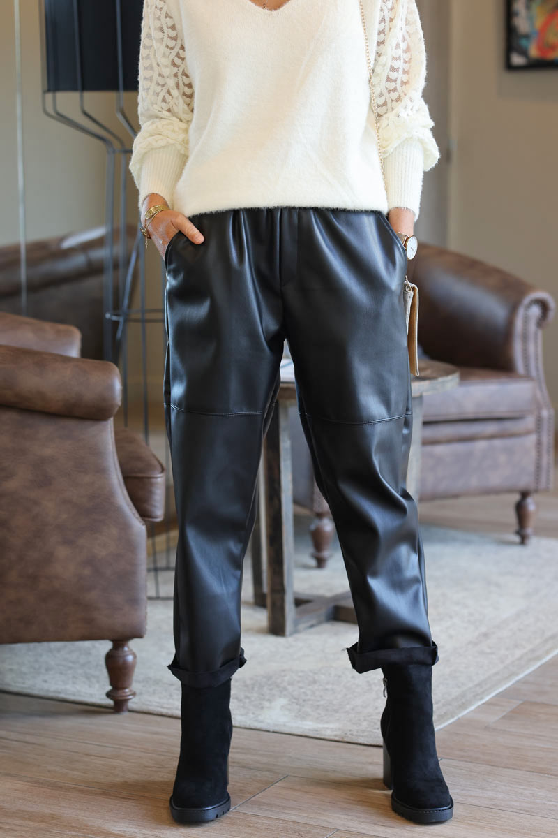 Pantalon noir en simili cuir coupe carotte taille élastique