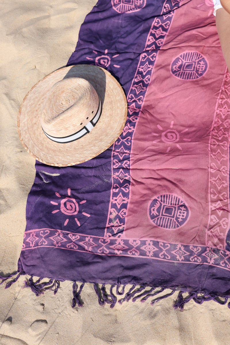 Pareo de plage long violet imprime symboles et soleils e014 (1)