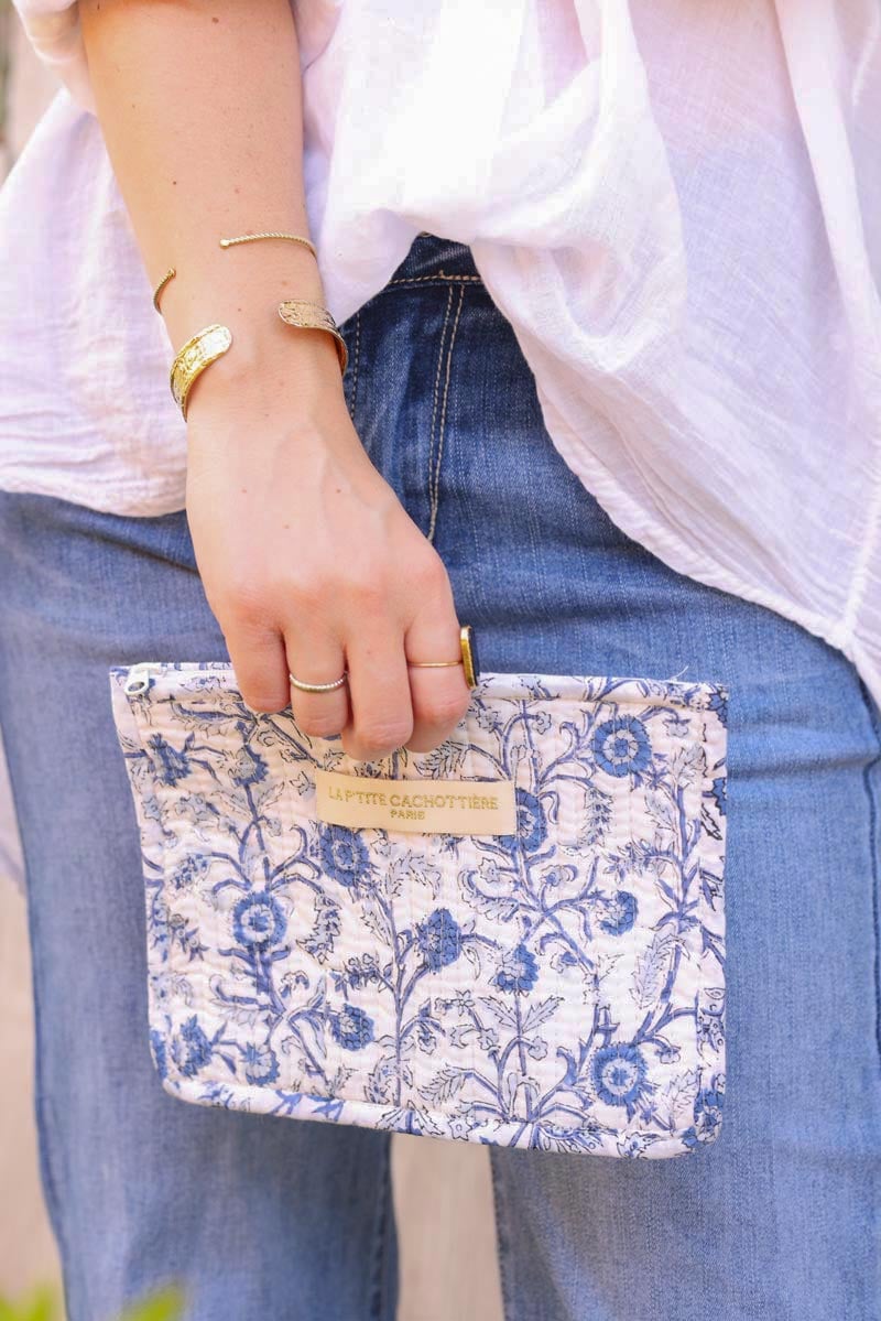 Petit porte monnaie blanc en gaze de coton imprime fleurs bleues h013 (1)