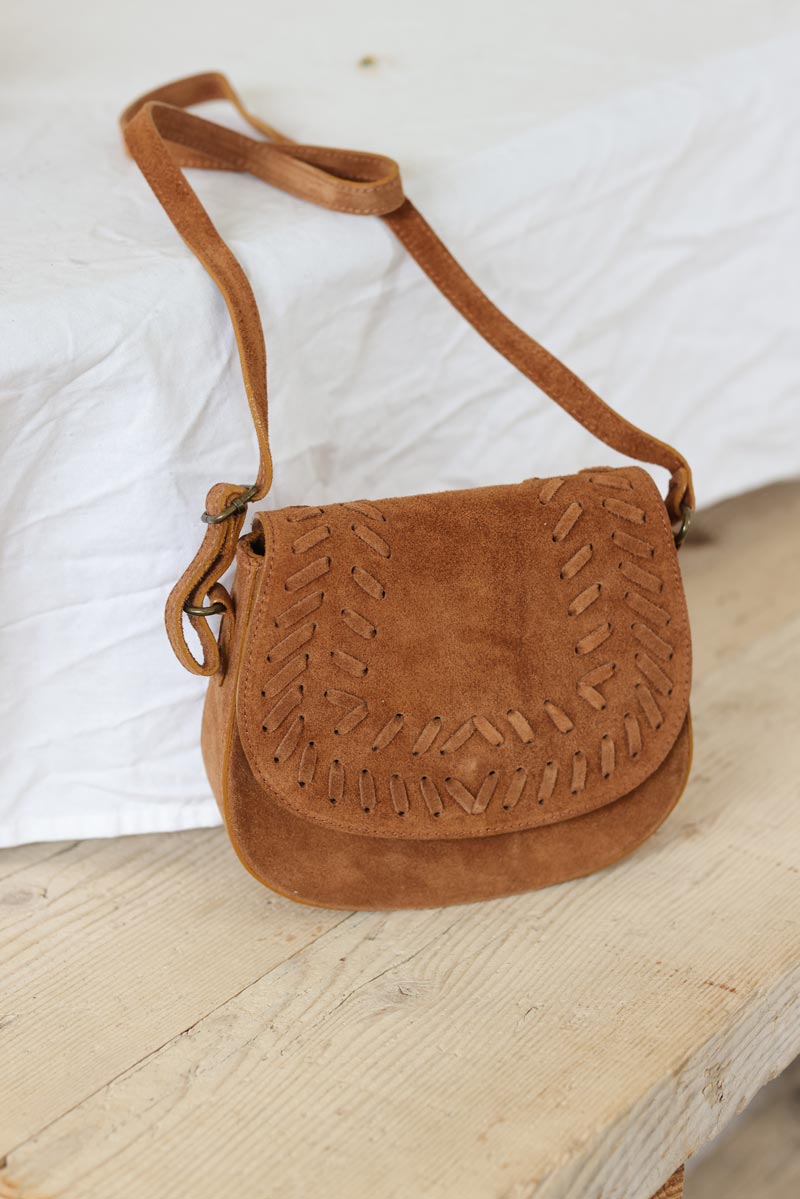 Petit sac a main rigide en cuir velours camel rabat surpiqures style indien (1)