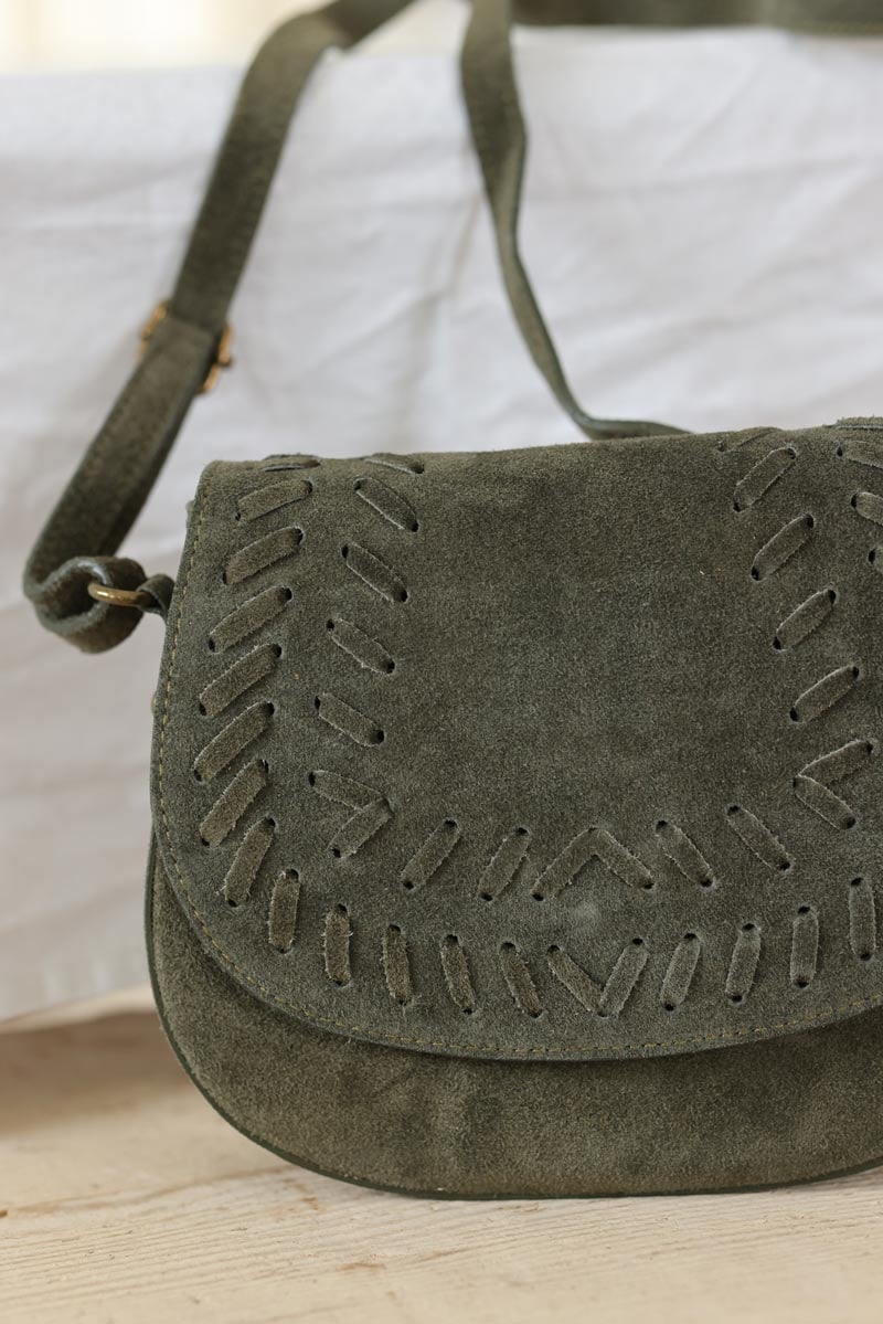 Petit sac a main rigide en cuir velours kaki rabat surpiqures style indien h001 (1)